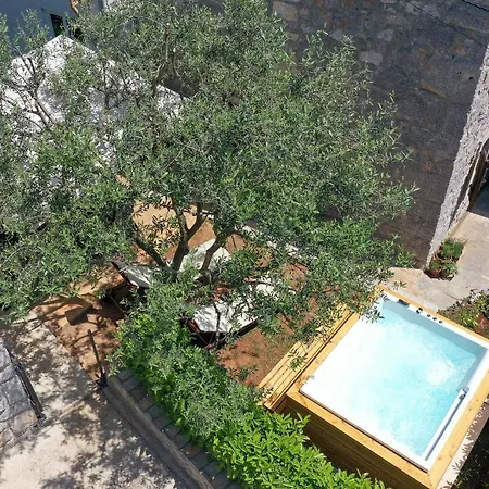 Villa Fani With Jacuzzi