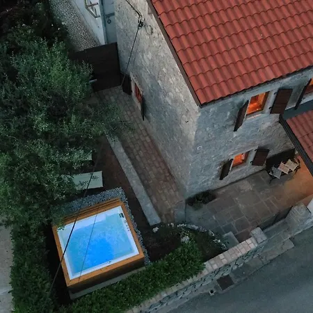Fani With Jacuzzi Villa